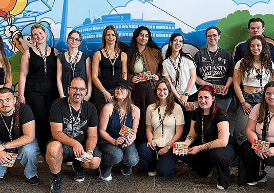 Gruppenfoto der Mediengestalter/-innen Digital und Print beim Besuch des ZDF-Studios auf dem Lerchenberg in Mainz