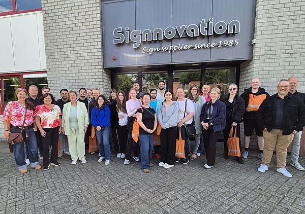 Gruppenfoto Firmenzentrale Signnovation