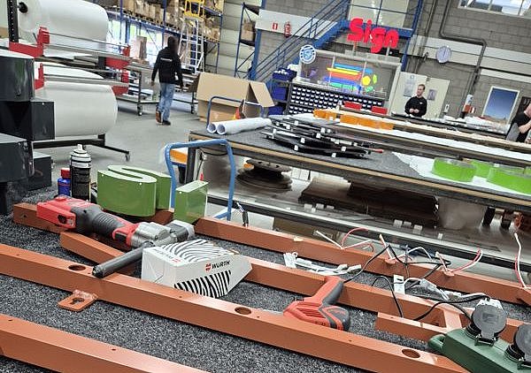 Blick in die Produktionshalle Signnovation