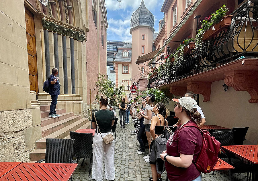 Auszubildende Mediengestalter/-innen bei einer Führung durch die historische Mainzer Altstadt