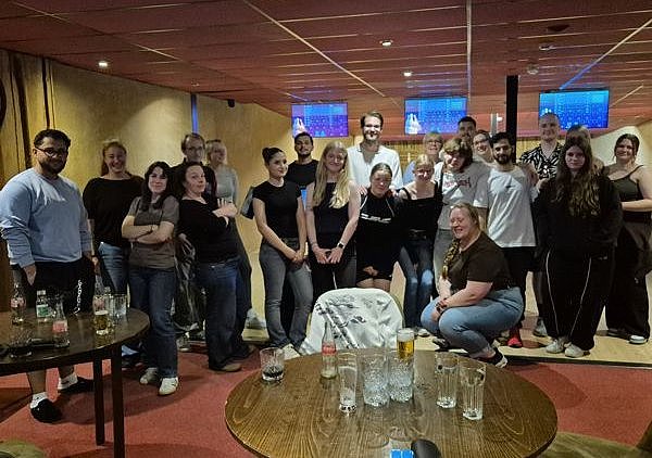 Gruppenfoto beim abendlichen Bowling