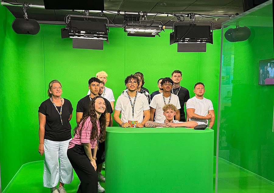 Auszubildende und Referendarinnen vor einem Greenscreen im ZDF-Studio