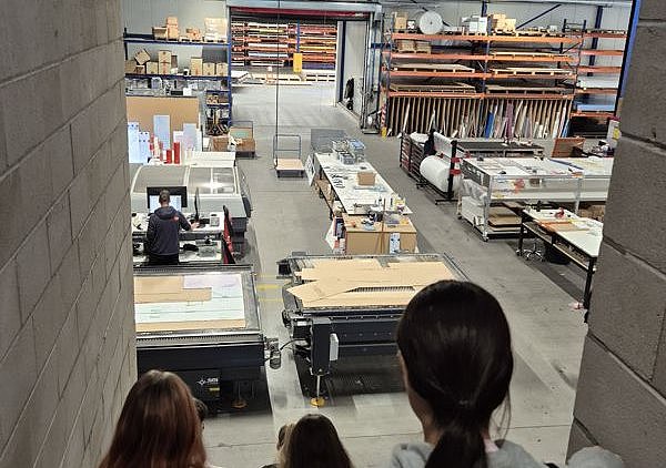 Blick in die Produktionshalle Signnovation