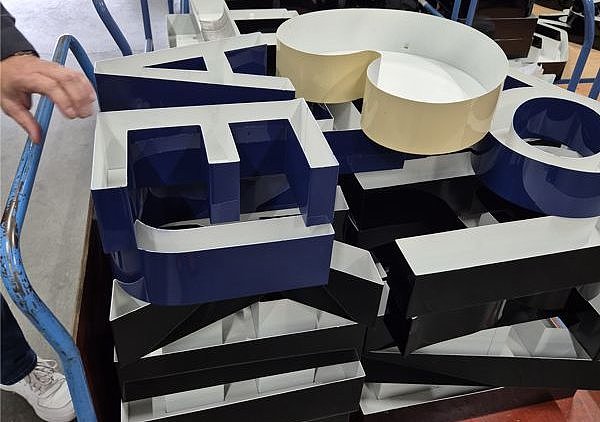 Detailaufnahme von verschiedenen Einzelbuchstaben